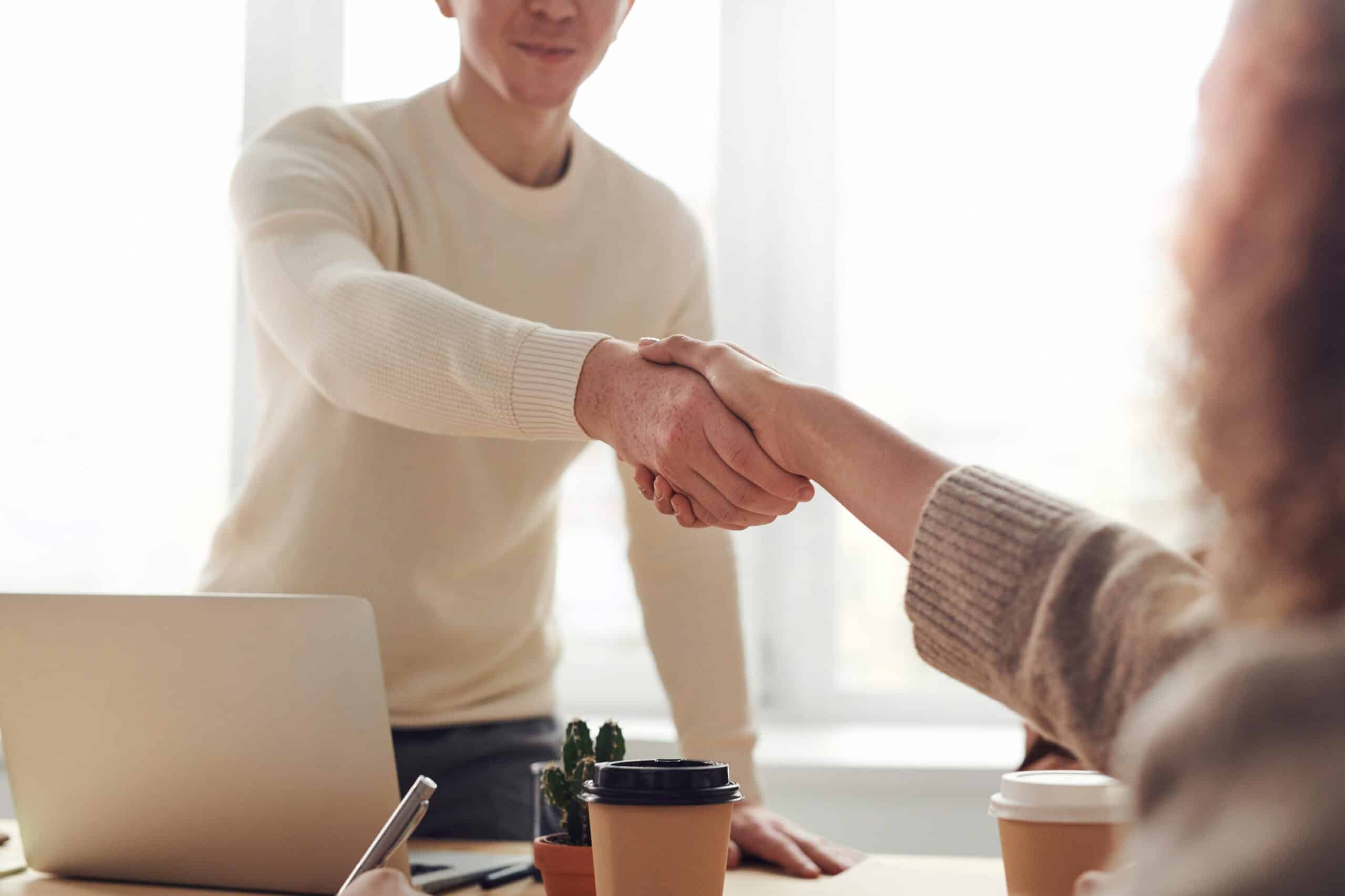 Dwie osoby ściskają sobie dłonie, bo być może jedna z nich sprzedała leasing